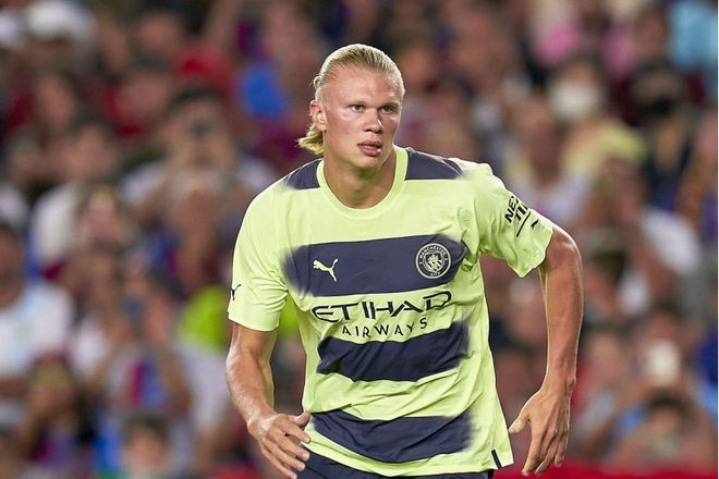 国脚中场精准传球，撕开对手防线（国脚中场精准直塞，穿透对手防线）